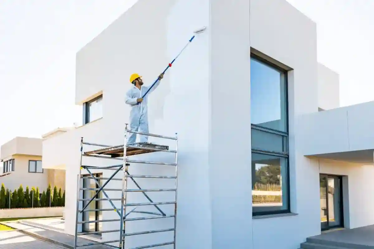 Pintor de fachadas en Alicante trabajando en vivienda