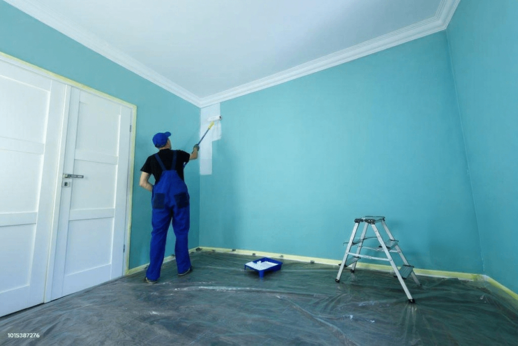 Pintores profesionales en Alicante pintando una vivienda